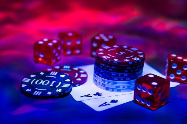 Live Sic Bo table on yypaus with real croupier, three dice, and betting interface on mobile phone